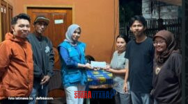 foto istimewa by : definisicom. Pengurus SAA menyerahkan batuan pada ibu pasien 