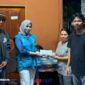 foto istimewa by : definisicom. Pengurus SAA menyerahkan batuan pada ibu pasien 