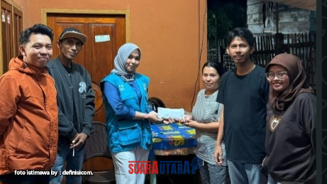 foto istimewa by : definisicom. Pengurus SAA menyerahkan batuan pada ibu pasien 