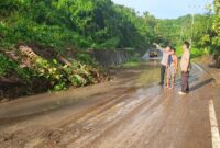 Personel Polsek Paleleh Tinjau Lokasi Langsor, Senin (8/12/2025). Foto : IST