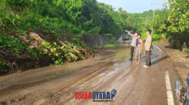 Personel Polsek Paleleh Tinjau Lokasi Langsor, Senin (8/12/2025). Foto : IST