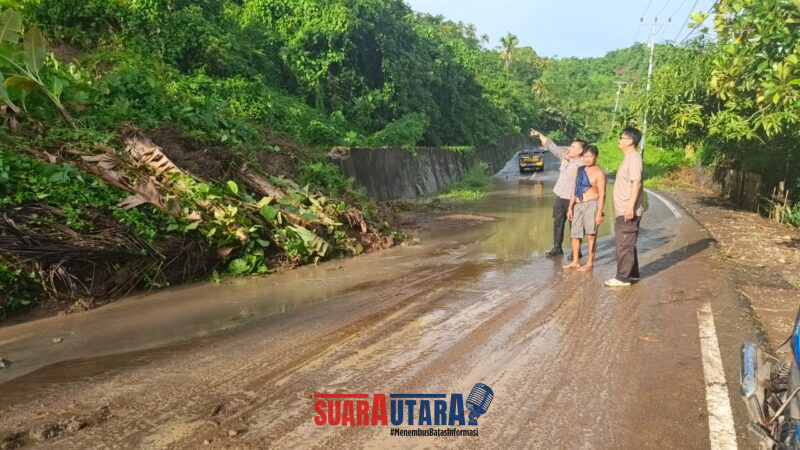 Personel Polsek Paleleh Tinjau Lokasi Langsor, Senin (8/12/2025). Foto : IST