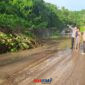 Personel Polsek Paleleh Tinjau Lokasi Langsor, Senin (8/12/2025). Foto : IST