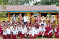 UPTD Puskesmas Biau Berikan Obat Cacing kepada Siswa SDN Kumaligon
