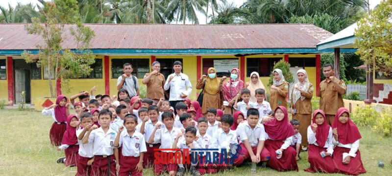 UPTD Puskesmas Biau Berikan Obat Cacing kepada Siswa SDN Kumaligon