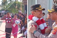 foto istimewa : Tampak AKBP Wayan bersama istri dalam penyambutan pedang pora dan bertemu pejabat lama AKBP Putu penuh keakrapan 