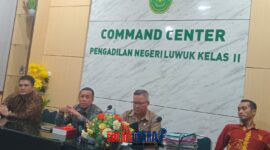 foto istimewa : Kepala PN Luwuk Suhendra Saputra.SH.MH didampingi Panitra dan Stafnya saat Gelar Konprensi pers
