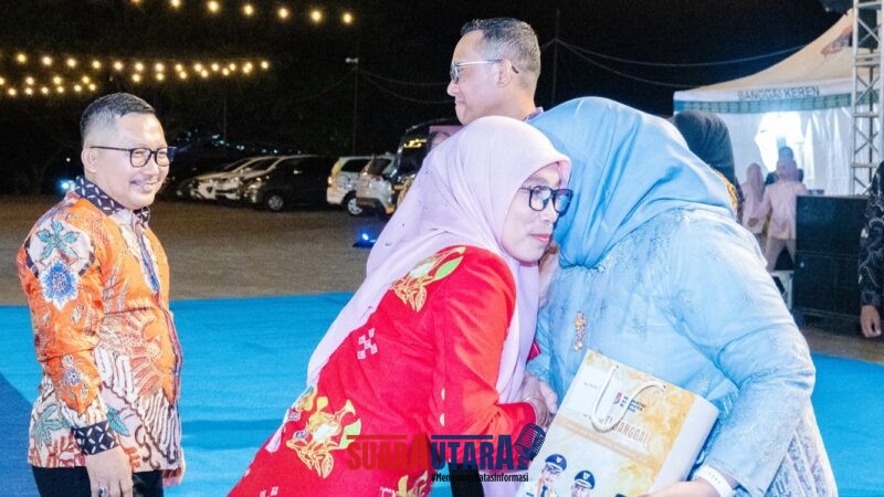 foto istimewa :Bupati banggai bersama ibu serahkan langsing condra mata pada istri AKBP Putu.