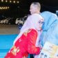 foto istimewa :Bupati banggai  bersama ibu serahkan langsing condra mata pada istri  AKBP Putu.