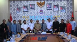foto istimewa : Bersama Wabup Drs H Furqanuddin dan Kepela Oprasional AirAsia Luwuk serta kepala Bandara Sukuran Aminudin Amir serta jajarannya 