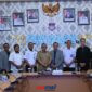 foto istimewa : Bersama Wabup Drs H Furqanuddin dan Kepela Oprasional AirAsia Luwuk serta kepala Bandara Sukuran Aminudin Amir serta jajarannya 