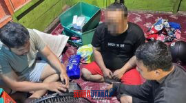foto istimewa : Humas Polres banggai Saat Tersangak AL alias  J 42 dia amankan petugas di kotsnya 
