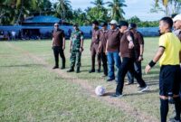 foto istimewa : Humas pemda banggai Wabup Drs H Furqanuddin saat tendang bola pada Turnamen Sepakbola bola Piala bergilir bupati banggai
