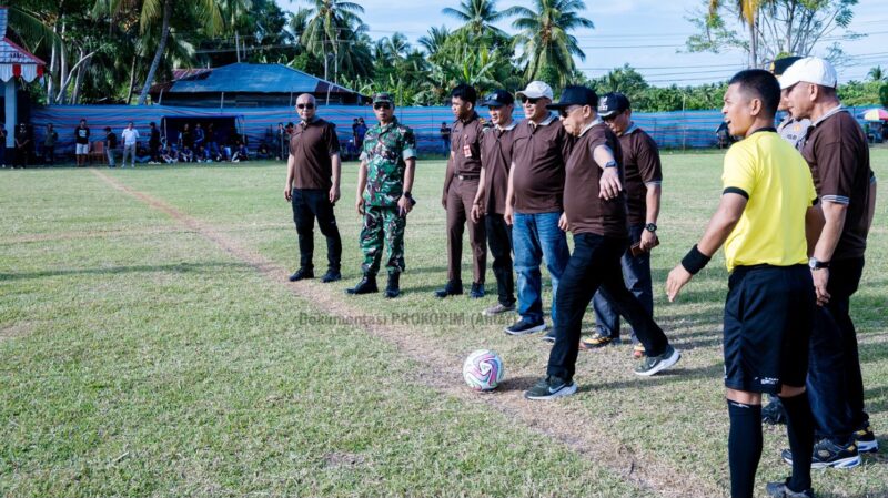 foto istimewa : Humas pemda banggai Wabup Drs H Furqanuddin saat tendang bola pada Turnamen Sepakbola bola Piala bergilir bupati banggai