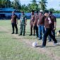 foto istimewa : Humas pemda banggai Wabup Drs H Furqanuddin saat tendang bola pada Turnamen Sepakbola bola Piala bergilir bupati banggai