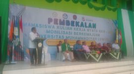 foto istimewa : Asisten II Mujiono bacakan sambutan bupati Banggai di hadapan Rektor Unismu dan tamu undangan serta mahasiswa.