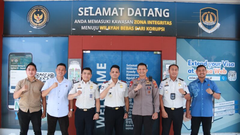 foto istimewa: HumasPolres banggai Saat Kapolres AKBP Wayan bersama Jajarannya serta Kepala imigrasi 