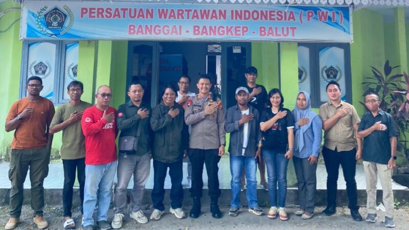 foto istimewa : Kapolres Banggai AKBP Wayan bersama Ketua PWI dan Para awak  media 