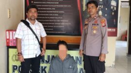 foto istimewa : HumasPolresBanggai Tesangka saat di tangkap Anggota dan Kanit Reskrim polsek pagimana,Iptu Romy