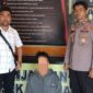 foto istimewa : HumasPolresBanggai Tesangka saat di tangkap Anggota dan Kanit Reskrim polsek pagimana,Iptu Romy