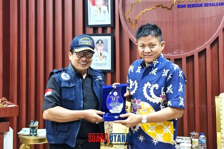 Bupati OKU Timur Terima Penghargaan Nasional Bupati Peduli Radio dan Media Publik 2025 (Foto: Diskominfo)