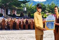 Bupati Touna serahkan Penghargaan dari Mendagri atas prestasi menurunkan angka stunting kepada Lurah Dondo Barat Hadijah, S.Sos.Foto : Ist