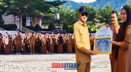Bupati Touna serahkan Penghargaan dari Mendagri atas prestasi menurunkan angka stunting kepada Lurah Dondo Barat Hadijah, S.Sos.Foto : Ist