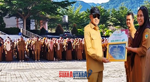 Bupati Touna serahkan Penghargaan dari Mendagri atas prestasi menurunkan angka stunting kepada Lurah Dondo Barat Hadijah, S.Sos.Foto : Ist