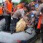 Kapolres OKU Timur Turun Langsung Tinjau Korban Banjir, Berikan Bantuan dan Bantu Evakuasi di Desa Nusajaya
