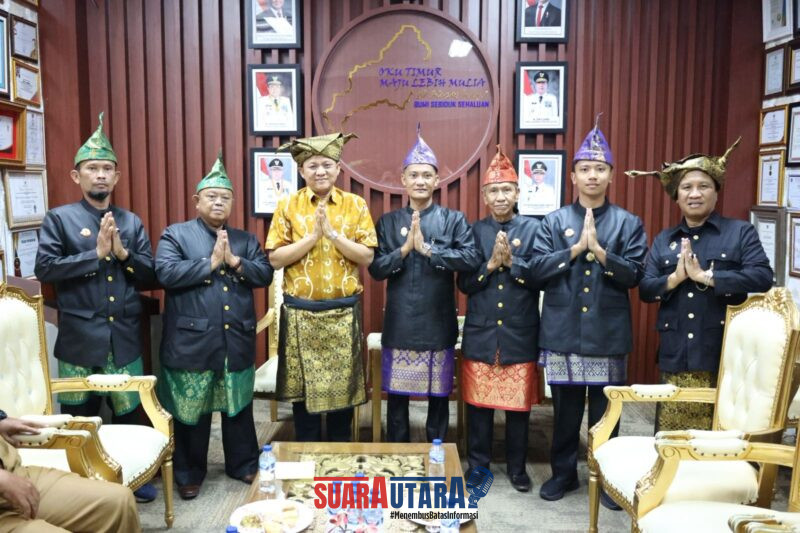 Bupati OKU Timur Lanosin Terima Anugerah Adok dari Lembaga Adat