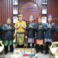 Bupati OKU Timur Lanosin Terima Anugerah Adok dari Lembaga Adat