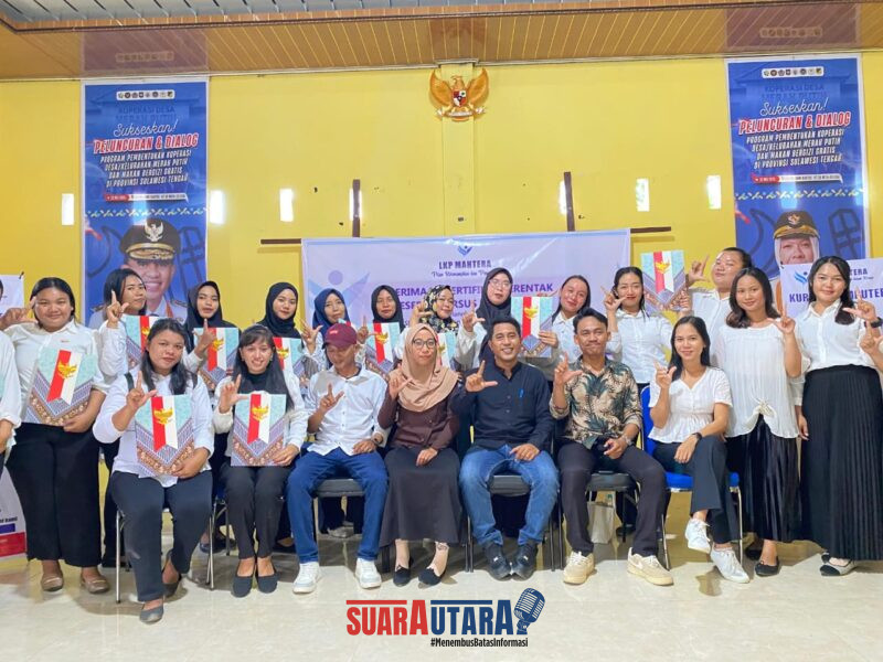 28 Peserta resmi menerima Sertifikat Program Kursus Komputer Keliling yang digagas LKP Mahtera di Parigi.(Foto:Ist)