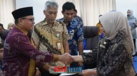 Wakil Rektor III UIN Datokarama Palu, Dr. H. Faisal Attamimi, laksanakan penandatanganan Perjanjian Kerja Sama (PKS) Implementasi Program Beasiswa Berani Cerdas bersama Sekretaris Daerah Provinsi Sulawesi Tengah, Dra. Novalina, M.M., M.I.P.[Foto:HumasUin]