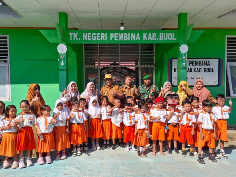 Pj Sekda Buol Cek Pelaksanaan Makan Siang Gratis untuk Siswa TK Pembina (Foto :Diskominfo)