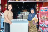 Owner toko 87 Menyerahkan hadiah kepada pemenang. Minggu (14/2/2026).