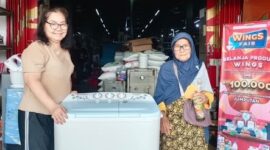 Owner toko 87 Menyerahkan hadiah kepada pemenang. Minggu (14/2/2026).