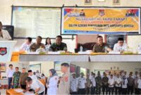foto istimewa : Camat Tolbar Lakukan penanda tanagan berita acara bersama para persera hadir termasuk Wakil ketua II dan anggota dewan serta forum desa dan Forkopimcam.