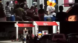 foto istimewa : Tampak Sang Oprator Tembak sedang lakukan pengisian BBM subsidi jenis Solar ke jerigen Oprator Asli hitung uang perjerigen 20ribu per 1 jerigen 35 liter 