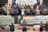 foto istimewa : Kapolres AKBP Wayan Serakan Bingkisan Pada Ketua PWI Banggai Abdul Saleh dan perwakilan Awak media Wanita Dewi Qomariah serta para sejumlah awak media yang hadir
