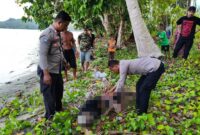 foto istimewa : Saat petugas periksa identitas mayat 