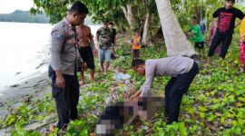 foto istimewa : Saat petugas periksa identitas mayat 