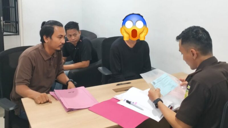 foto istimewa : Tim Reskrim Saat Tersangka Residivis di Serahkan ke Kejari banggai