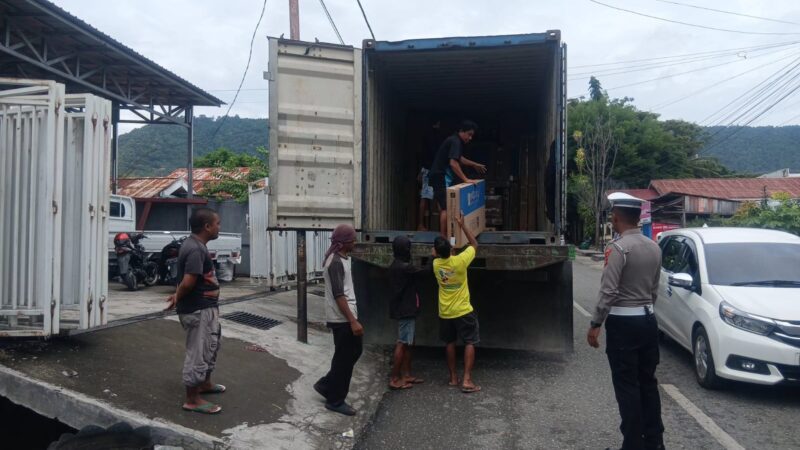 foto istimewa : Anggota Satlantas polres banggai Tegur Sopir Truk Treler parkir bahu jalan