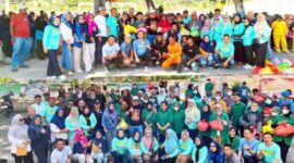 Kadisdikbut Banggai Safrudin Hinelo.S.STP.M.Si bersama Sekdis Sayamsul Bahri Lanta.S.STP dan Jajarannaya lakukan pembagian sembako di dua titik