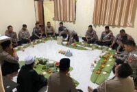 Buka Puasa Bersama Satlantas TOUNA
Setelah pembagian takjil selesai, para anggota berkumpul untuk berbuka puasa dalam kesederhanaan, memperkuat solidaritas internal kesatuan sembari terus mendoakan yang terbaik bagi almarhum rekan sejawat mereka. (Fptp:Ist)