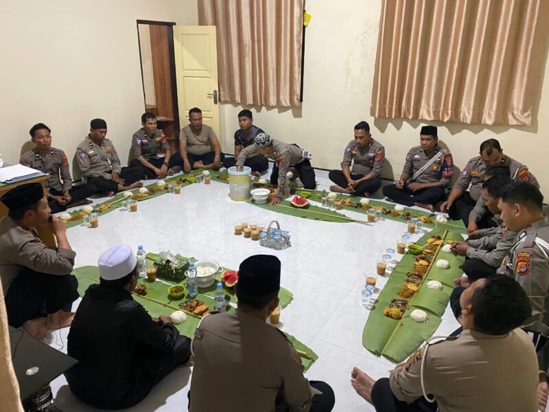 Buka Puasa Bersama Satlantas TOUNA
Setelah pembagian takjil selesai, para anggota berkumpul untuk berbuka puasa dalam kesederhanaan, memperkuat solidaritas internal kesatuan sembari terus mendoakan yang terbaik bagi almarhum rekan sejawat mereka. (Fptp:Ist)