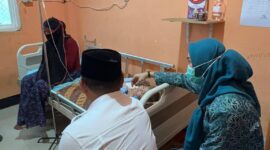 Bupati Buol dan Ketua TP-PKK Jenguk Bayi Penderita Stunting di RSUD Mokoyurli (Foto:Diskominfo_