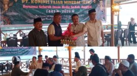 foto istimewa : Pihak managemen Serahkan Secara Simbolis sembako pada sekertaris PWI Imam Muslik saksikan Kemenag H.Suardi Kanjai.