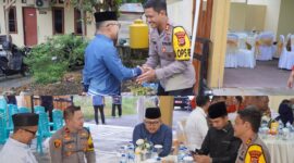 foto istimewa : Tampak Kapolres Banggai Langsung Sambut Bupati Ir H.Amirudin.SP.MM.MP tiba di rumah jabatan nyan