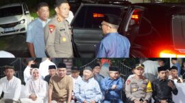 foto istimewa : Kapolres Banggai Sambut Bupati Ir H.Amirudin.SP.MM.MP tiba di tempat Pelepasan Pawai Takbiran bersama Wabup Drs H.Furqanuddin dan Sekda Ir Moh Ramli Tonko dan Ketua PHBI Rifai Mahiwa dan Anggota DRPD Banggai Moh Panji Syafutra.